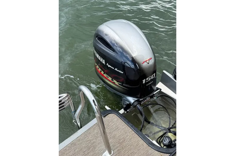 Slide: The Image of 2021 Sylvan L1 SPX with Yamaha 150 outboard motor on water. - 7