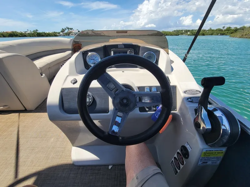 Slide: The Image of Cockpit of a 2020 Cypress Cay 232 Seabreeze boat on blue water. - 8