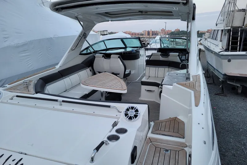Slide: The Image of Sea Ray SLX 350 Outboard 2017 - 21