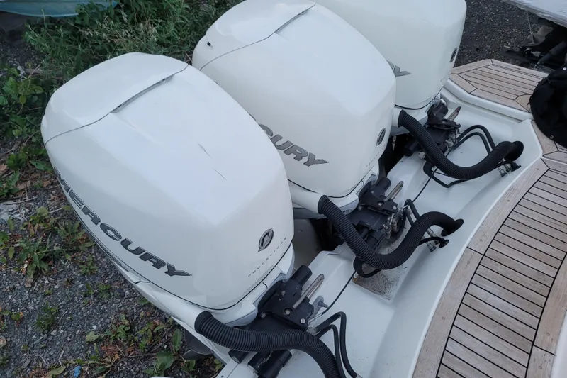 Slide: The Image of Sea Ray SLX 350 Outboard 2017 - 23
