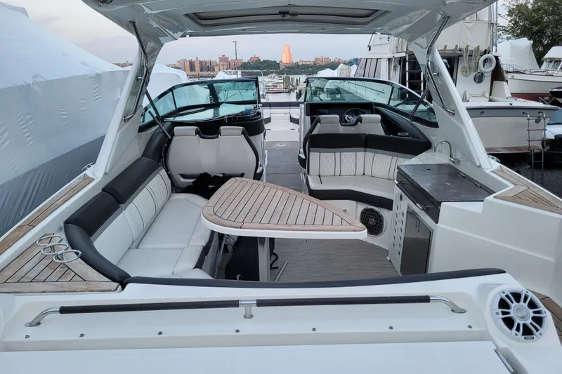 Slide: The Image of Sea Ray SLX 350 Outboard 2017 - 24