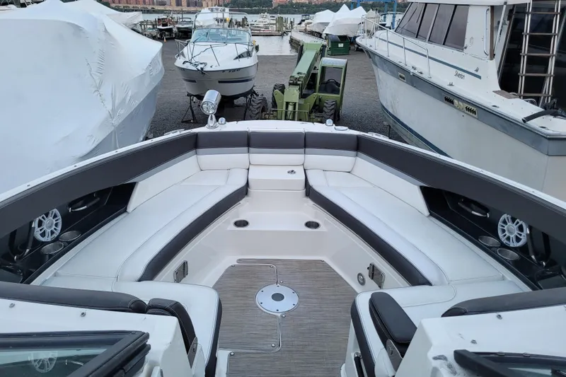 Slide: The Image of Sea Ray SLX 350 Outboard 2017 - 25
