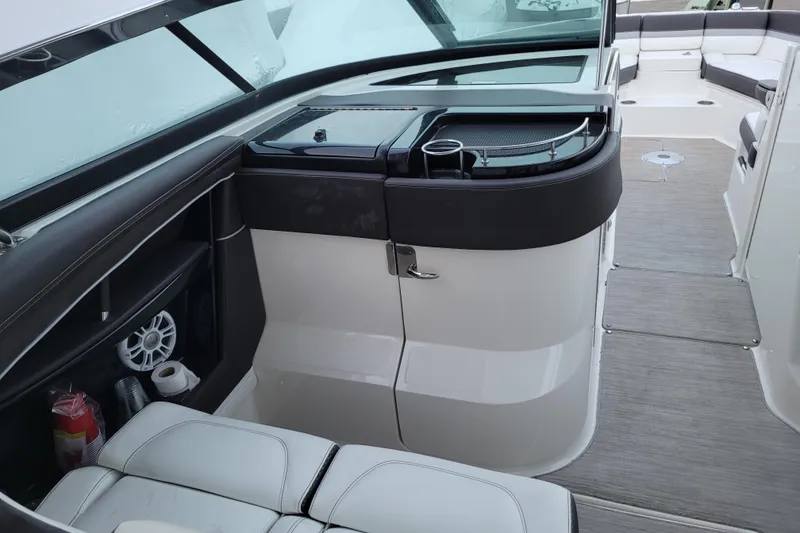 Slide: The Image of Sea Ray SLX 350 Outboard 2017 - 27