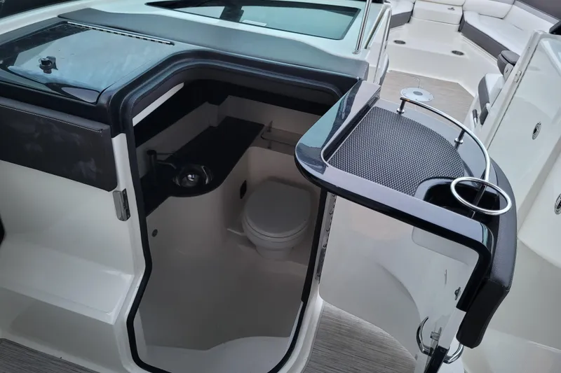 Slide: The Image of Sea Ray SLX 350 Outboard 2017 - 28