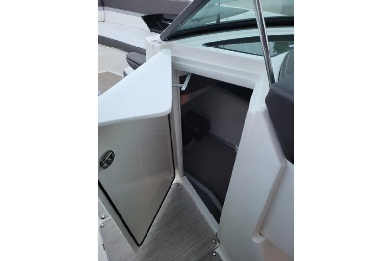 Slide: The Image of Sea Ray SLX 350 Outboard 2017 - 30