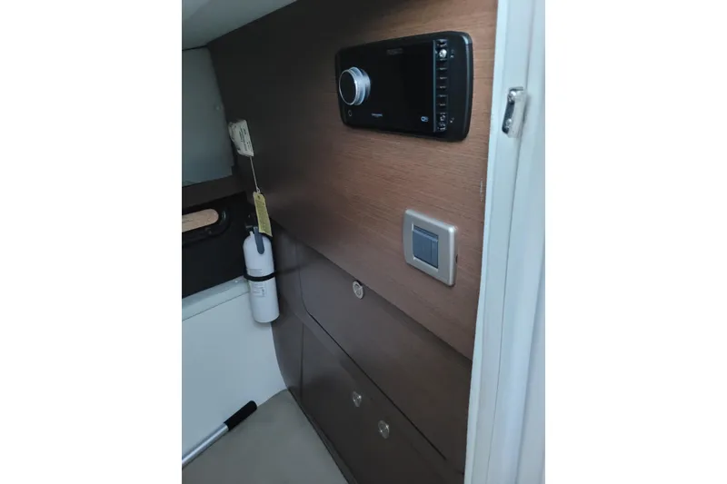 Slide: The Image of Sea Ray SLX 350 Outboard 2017 - 32