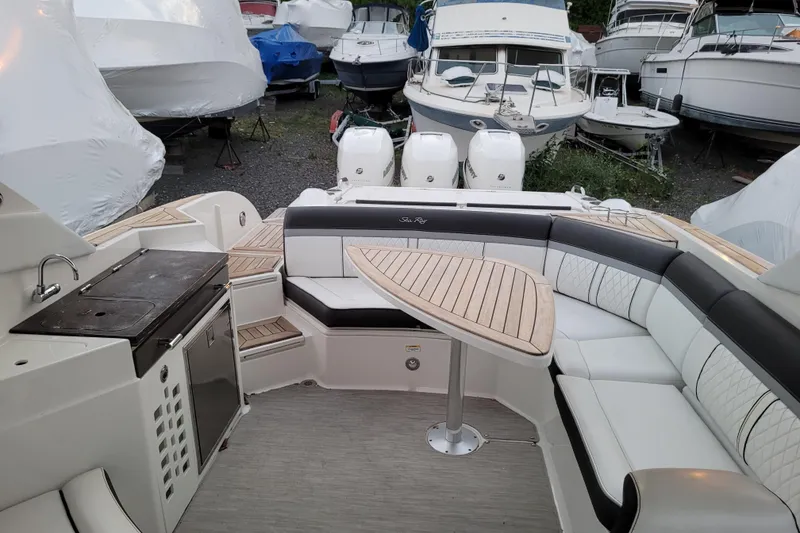 Slide: The Image of Sea Ray SLX 350 Outboard 2017 - 37
