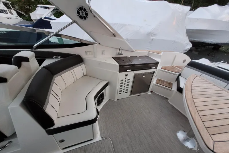 Slide: The Image of Sea Ray SLX 350 Outboard 2017 - 38