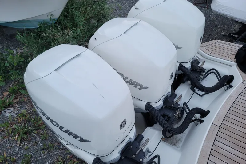 Slide: The Image of Sea Ray SLX 350 Outboard 2019 - 22