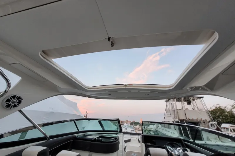 Slide: The Image of Sea Ray SLX 350 Outboard 2019 - 33