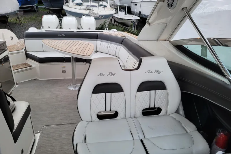 Slide: The Image of Sea Ray SLX 350 Outboard 2019 - 35