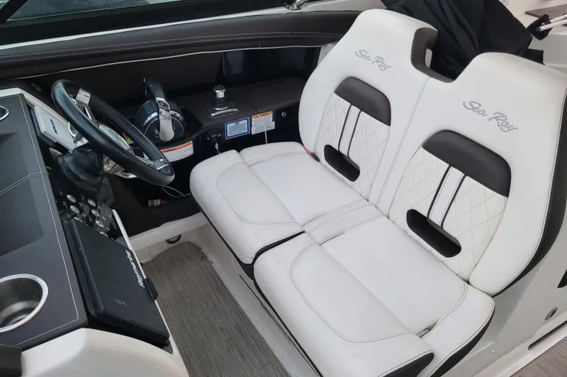 Slide: The Image of Sea Ray SLX 350 Outboard 2019 - 36