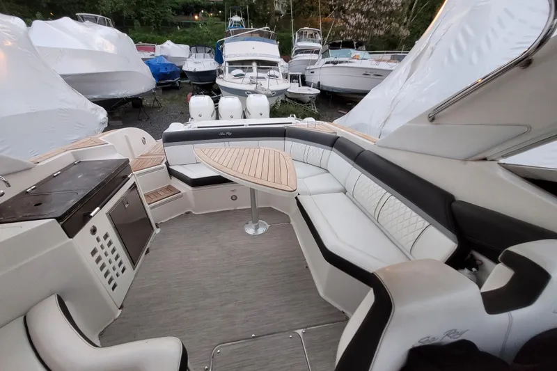 Slide: The Image of Sea Ray SLX 350 Outboard 2019 - 39