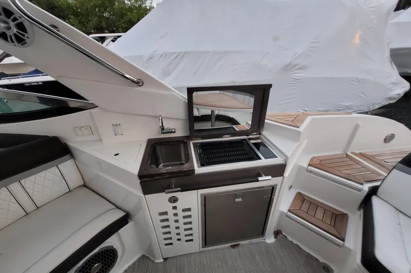 Slide: The Image of Sea Ray SLX 350 Outboard 2019 - 40