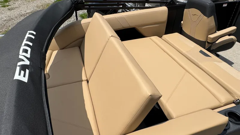 Slide: The Image of Evotti 521CS 2026 boat with beige leather seating. - 24