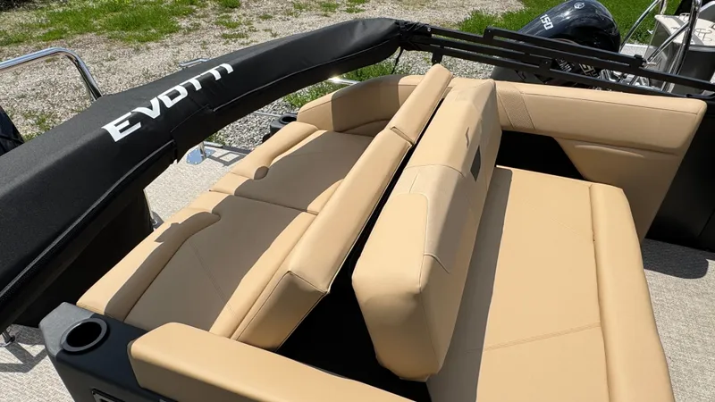 Slide: The Image of Evotti 521CS 2026 boat with beige leather seats. - 25