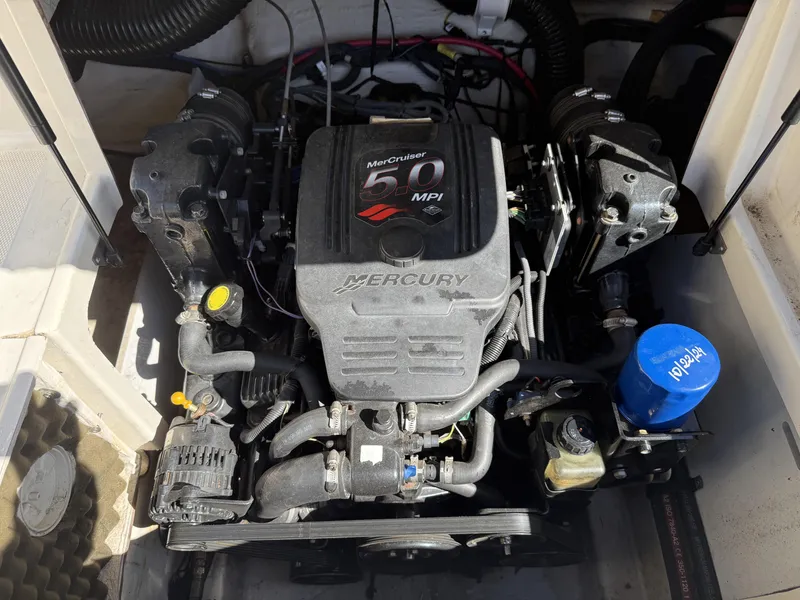Slide: The Image of Engine of a 2006 Sea Ray 200 Sundeck boat, MerCruiser 5.0 MPI. - 6