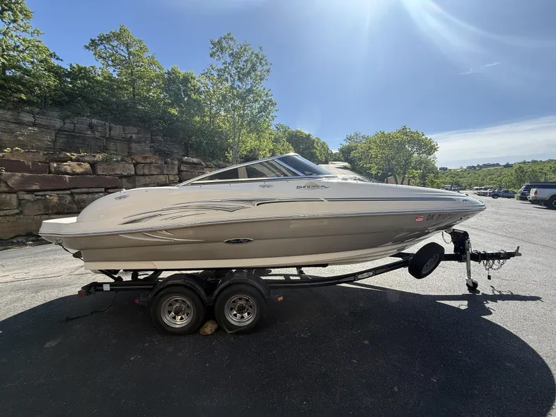 Slide: The Image of 2006 Sea Ray 200 Sundeck boat on trailer outdoors. - 9
