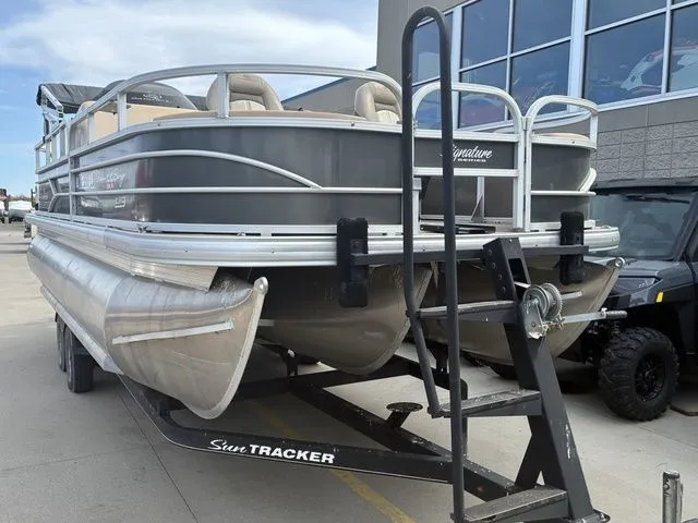 Slide: The Image of Sun Tracker Party Barge 22 XP3 2016 - 3