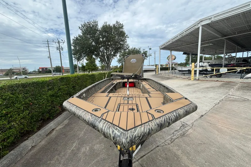 The Image of 2026 Tracker Grizzly 1756 T Marsh boat on display, featuring camo design and spacious deck. - 0