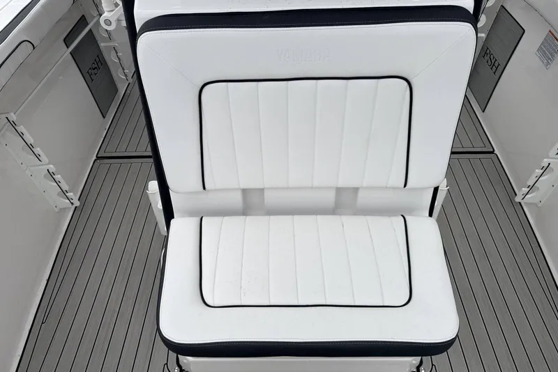 Slide: The Image of 2023 Yamaha Boats 255 FSH Sport E, white cushioned seat detail. - 11