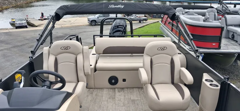 Slide: The Image of Bentley Pontoons Legacy 223 Swingback 3/4 Tube 2026 - 4