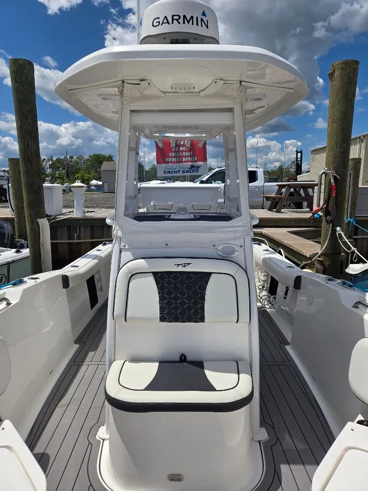 Slide: The Image of Tidewater 232 CC Adventure 2021 - 4