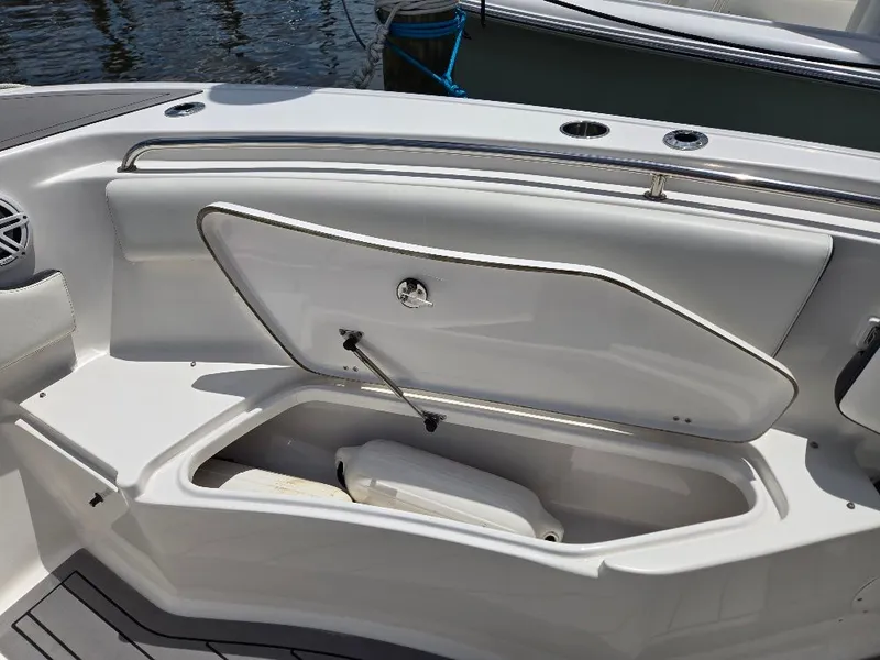 Slide: The Image of Tidewater 232 CC Adventure 2021 - 7