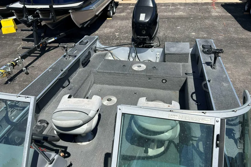 The Image of 2007 Alumacraft Dominator 175 Sport boat interior with seating and Suzuki outboard motor. - 1