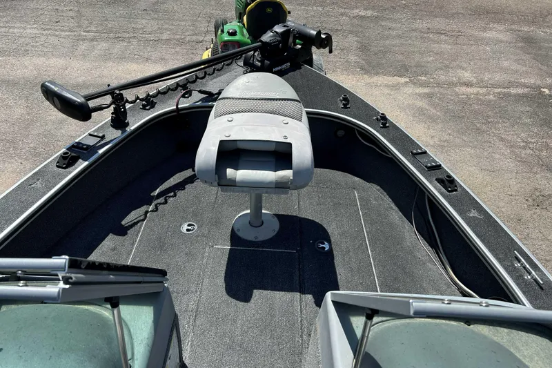 Slide: The Image of 2007 Alumacraft Dominator 175 Sport boat interior with seating and trolling motor. - 2