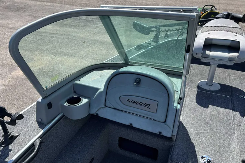 Slide: The Image of 2007 Alumacraft Dominator 175 Sport boat interior with windshield and seating. - 4