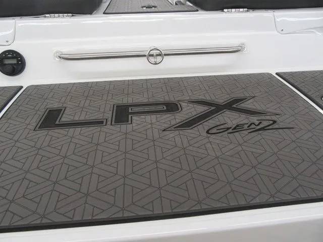 Slide: The Image of Crownline Boats 220 SS LPX 2022 - 7