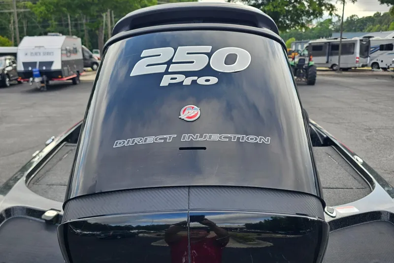 Slide: The Image of Outboard motor with "250 Pro" and "Direct Injection" text on a Nitro Z20 Pro, 2017 model. - 39