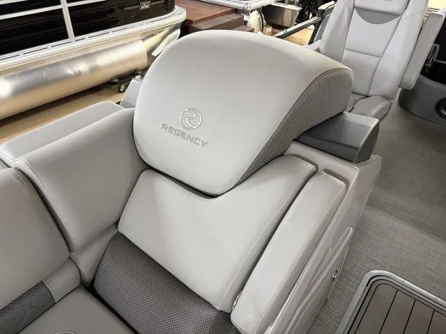 Slide: The Image of Regency 230 LE3 Sport 2025 - 13
