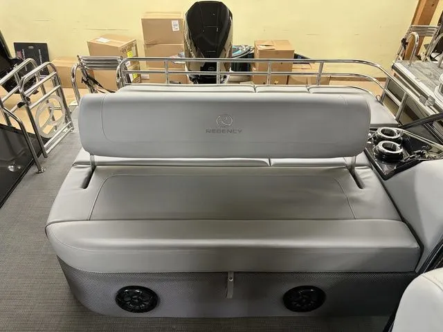 Slide: The Image of Regency 230 LE3 Sport 2025 - 21