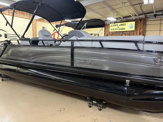 Slide: The Image of Regency 230 LE3 Sport 2025 - 63