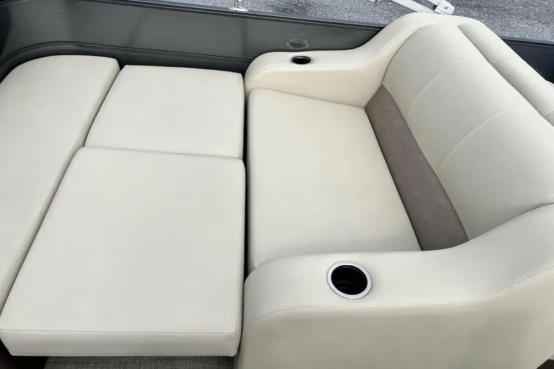 The Image of Cream leather seating with cup holders on a 2016 Crest I 220 boat. - 1