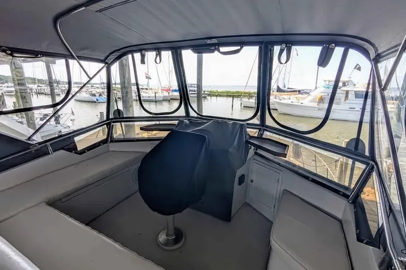 Slide: The Image of 1989 President 37 Double Cabin yacht flybridge. - 24