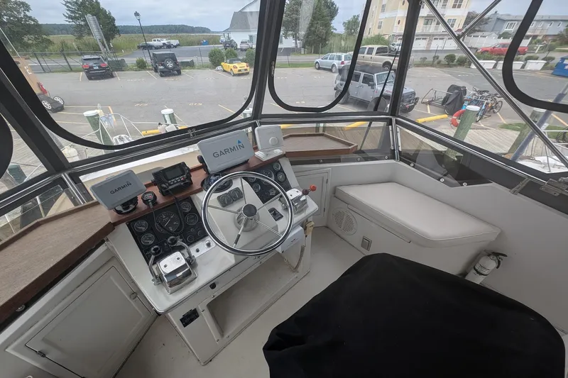 Slide: The Image of 1989 President 37 Double Cabin yacht flybridge. - 26