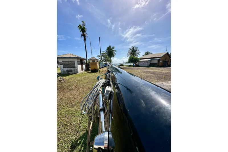 Slide: The Image of Sleek Alibi 54 yacht mast, 2011 model, with tropical backdrop and clear blue sky. - 24