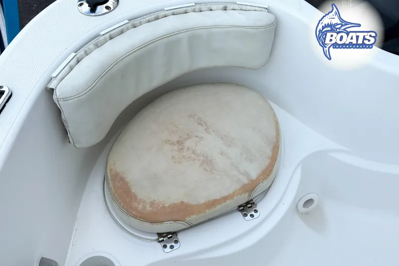 Slide: The Image of 2004 Wellcraft 180 Fisherman boat seat with white and beige upholstery. - 14