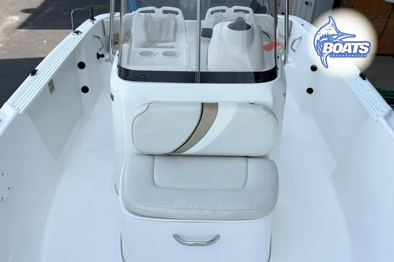 Slide: The Image of 2004 Wellcraft 180 Fisherman boat interior with seating and console. - 6