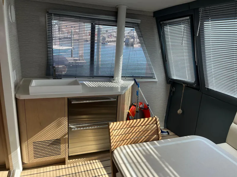 Slide: The Image of Hatteras 74 Cockpit Motor Yacht 1995 - 27
