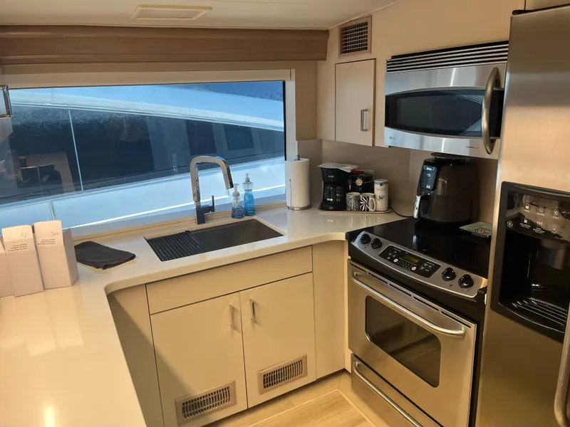 Slide: The Image of Hatteras 74 Cockpit Motor Yacht 1995 - 8