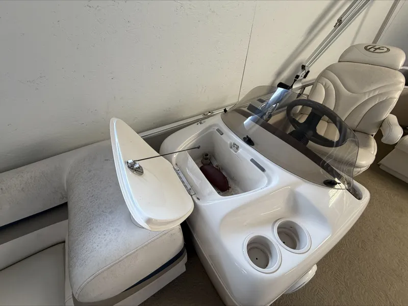Slide: The Image of The image shows the cockpit of a 2007 Harris Sunliner 180 with a steering wheel and cup holders. - 15