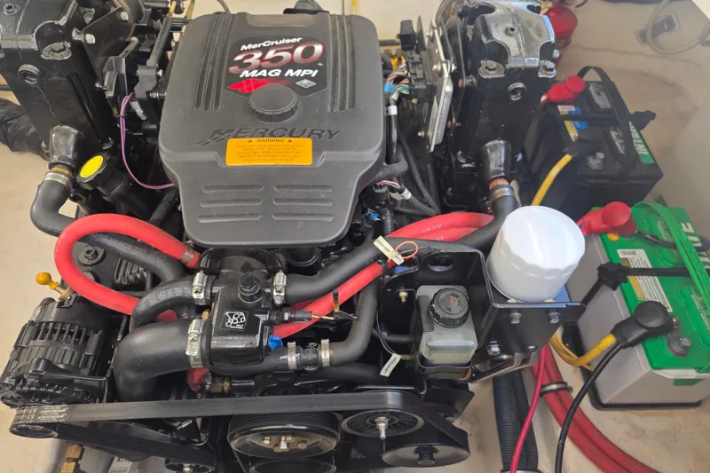 Slide: The Image of Engine of a 2007 Chaparral Signature 250 boat with MerCruiser 350 MAG MPI. - 18