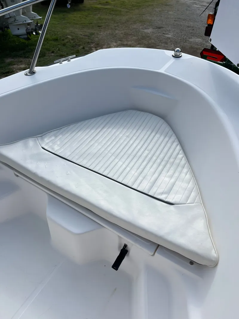 Slide: The Image of Boston Whaler 160 Dauntless 2004, front seating area with cushion. - 17