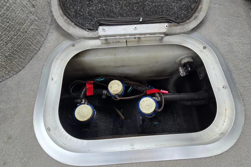 Slide: The Image of Open hatch of 2004 Malibu Wakesetter 23 LSV showing internal components and wiring. - 37