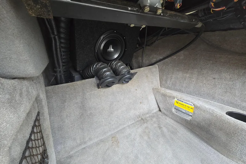 Slide: The Image of 2004 Malibu Wakesetter 23 LSV interior with JL Audio subwoofer installation. - 38