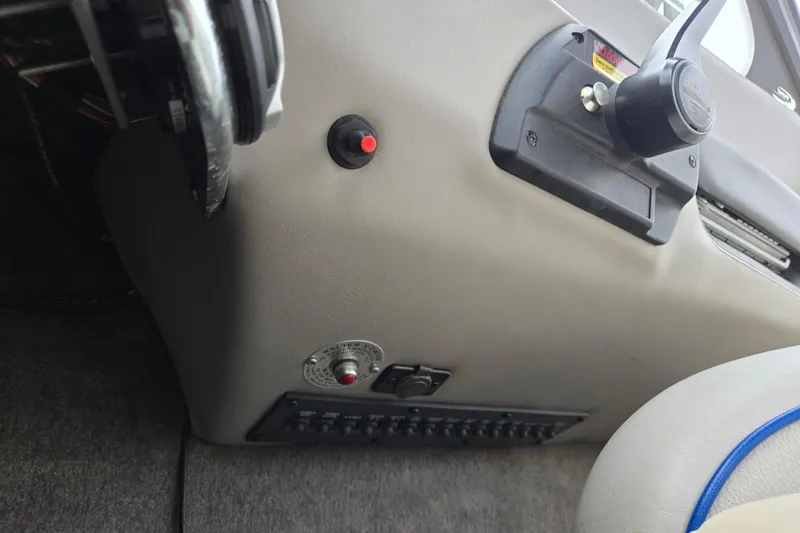 Slide: The Image of 2004 Malibu Wakesetter 23 LSV dashboard controls and switches close-up. - 39